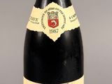 une bouteille de vin posée sur une table