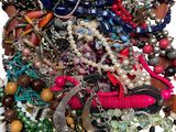 une pile de bijoux assortis sur une surface blanche