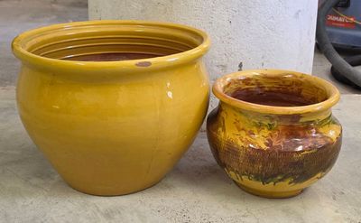 deux vases jaunes posés l'un à côté de l'autre par terre