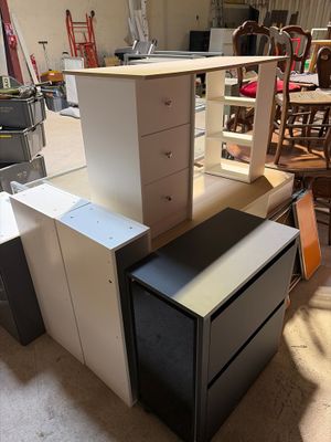 a lot of furniture that is sitting in the middle of the room