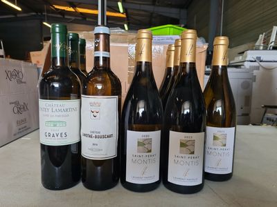 plusieurs bouteilles de vin sont alignées sur une table