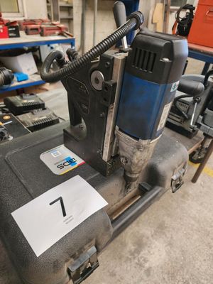 une machine posée sur une table dans un garage