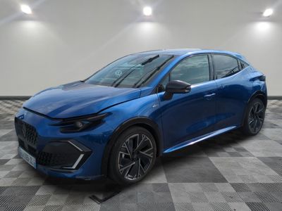 Une Toyota C-HR bleue de 2021 se trouve sur un sol à damier