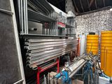une pièce remplie d'une multitude de tuyaux métalliques et de conduites