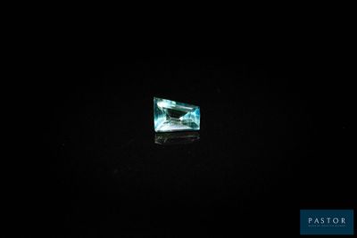 une image représentant un téléviseur dans l'obscurité, éclairé par une source lumineuse