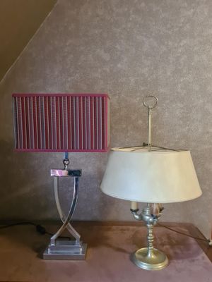 une lampe et un abat-jour posés sur une table