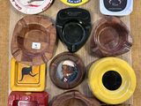 de nombreux cendriers de toutes sortes posés sur une table