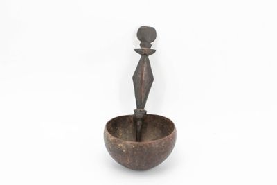 Louche cérémonielle. Le manche orné est sculpté d'une représ…