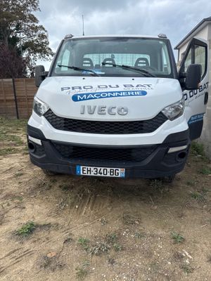 une camionnette blanche garée devant une maison