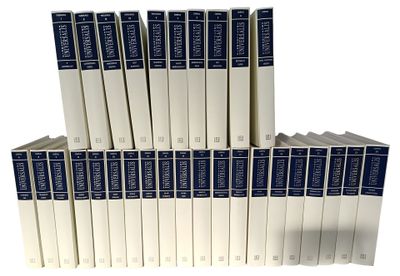 Les douze livres de la Bible sont alignés les uns à côté des autres