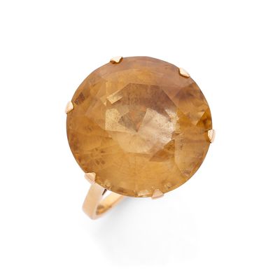 un gros plan d'une bague ornée d'une citrine facettée