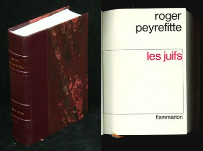 deux livres posés côte à côte sur une table
