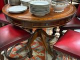 une table sur laquelle sont posées de nombreuses assiettes, dans une pièce