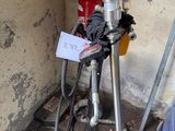 une photo d'une petite machine située dans un coin d'un bâtiment