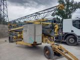 une grue installée à l'arrière d'un camion