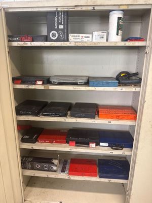 une armoire contenant de nombreux appareils électroniques de différents types