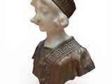 an image of a statue of a man with a crown on his head
