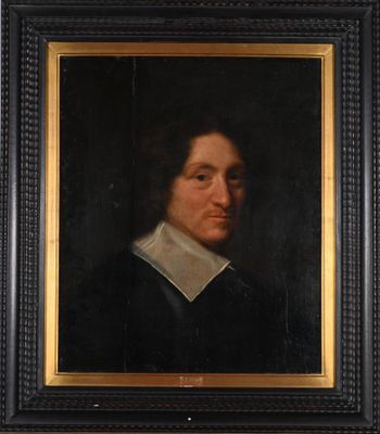 portrait d'un homme vêtu d'un manteau noir à col blanc