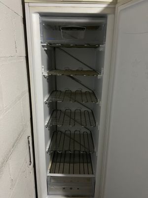 1 congélateur armoire INDESIT 1 porte Dim: 174 x 58 x 65 cm