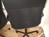 a black office chair sitting next to a black desk chair