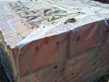 une boîte emballée dans du plastique et posée par terre