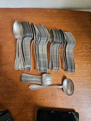 beaucoup de cuillères et de petites cuillères sur une table