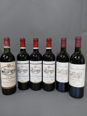 six bouteilles de vin alignées sur une table