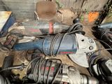 a pile of tools that are sitting on the ground