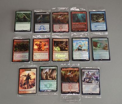 beaucoup de cartes sur la table, prêtes à être jouées