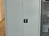 une armoire métallique contenant des assiettes, dans la cuisine