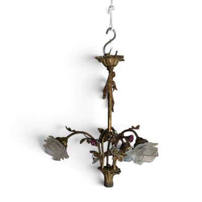 une image d'un lustre d'où pendent des fleurs, suspendu au plafond