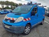 une camionnette bleue garée dans un parking