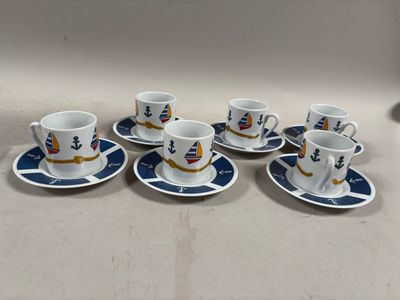 six tasses à café et leurs soucoupes sont posées sur une table