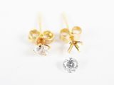 une paire de boucles d'oreilles en or et diamants sur fond blanc