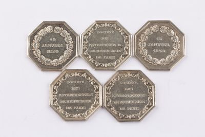 quatre pièces d'argent sur lesquelles figurent les portraits d'une femme et d'un homme