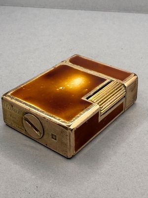 une petite boîte posée sur une table