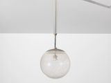 un gros plan d'un plafonnier avec une boule de verre suspendue au plafond