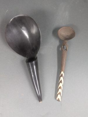 deux cuillères en bois et une cuillère en bois posées sur une table