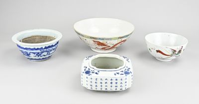 plusieurs types différents de bols asiatiques et de bols posés sur un support gris