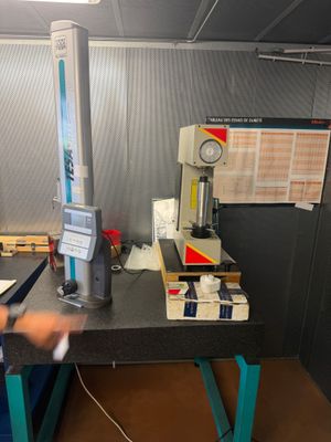 un homme qui se tient devant une machine
