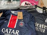de nombreux objets posés sur une table