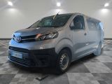 la camionnette argentée est garée sur un sol en damier dans le garage