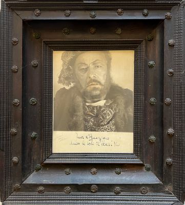la photo d'un homme barbu dans un cadre