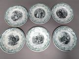 six assiettes vertes et blanches ornées d'images de personnes et d'animaux