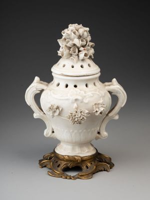 une image représentant un vase blanc orné d'un motif floral sur le dessus