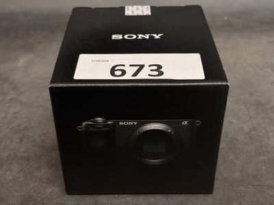 La boîte est vide et prête à être utilisée comme appareil photo.