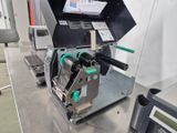 une machine posée sur une table dans une pièce