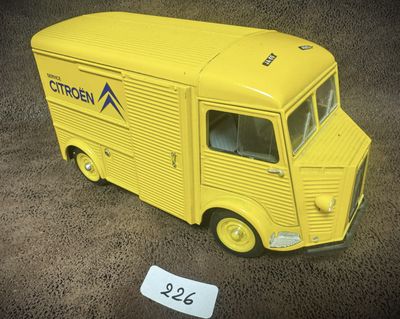 un petit camion jaune posé par terre