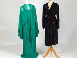 deux robes sur un présentoir à mannequin, l'une verte et l'autre noire