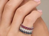 un gros plan sur la main d'une femme portant une bague au doigt